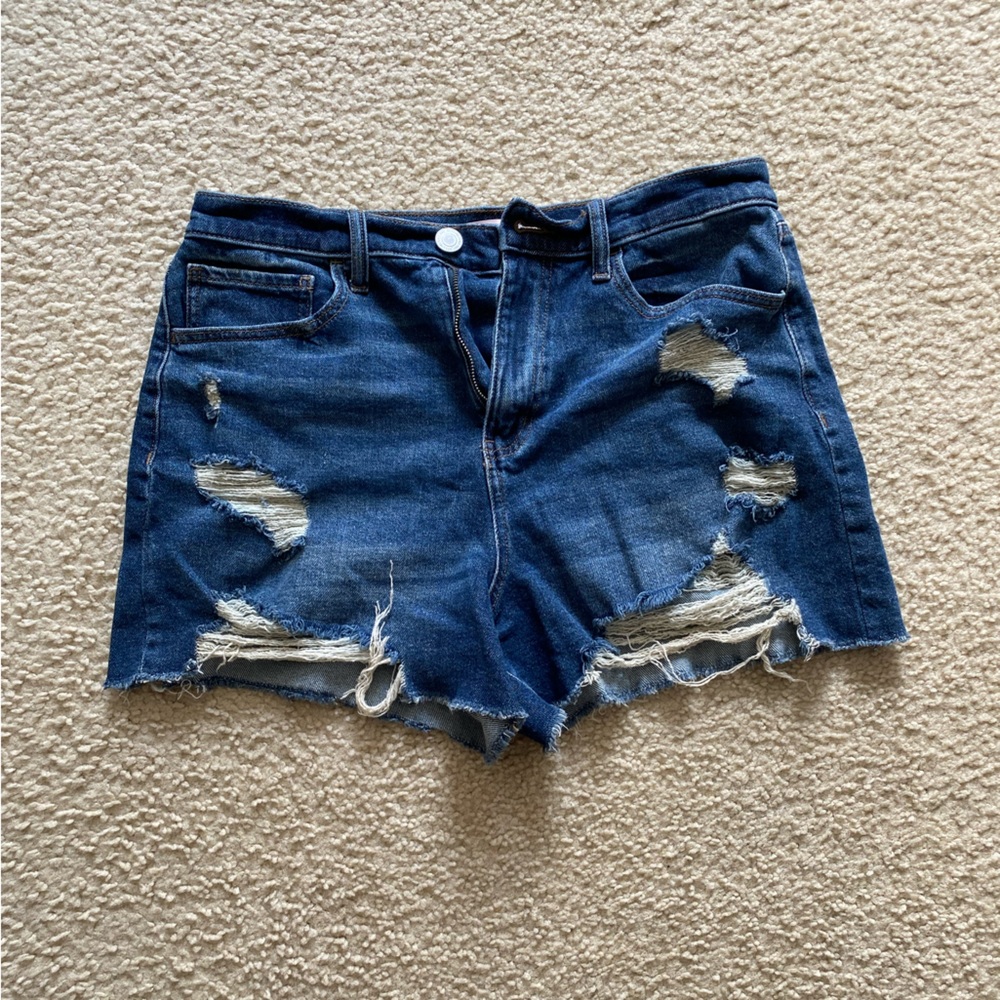 SO super high rise, 90’s boyfriend, ripped jean shorts. Size 13/31 W